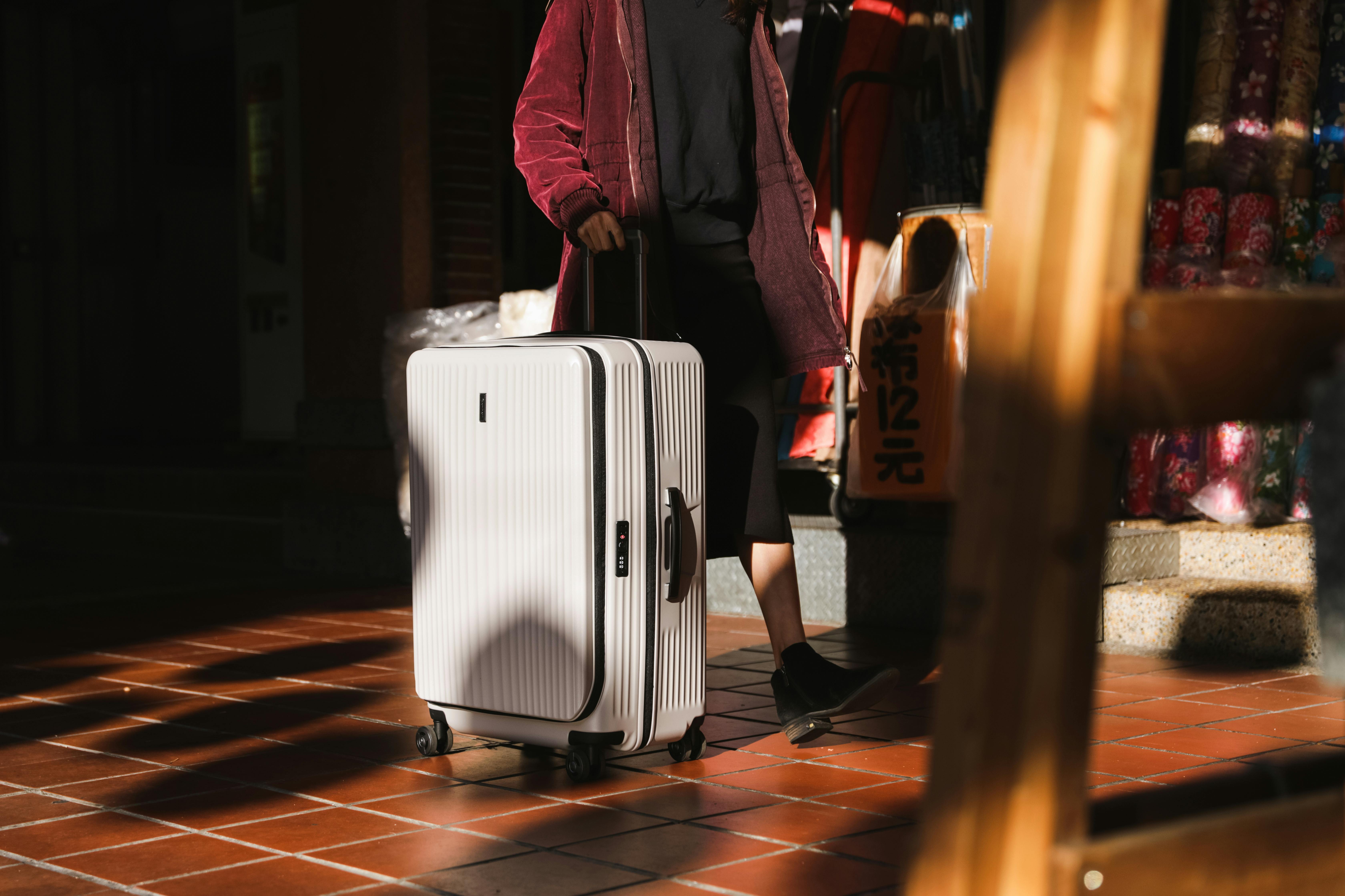 Japan Travel: Card vs. Cash on Days with Lots of Luggage? Practical Payment Tips